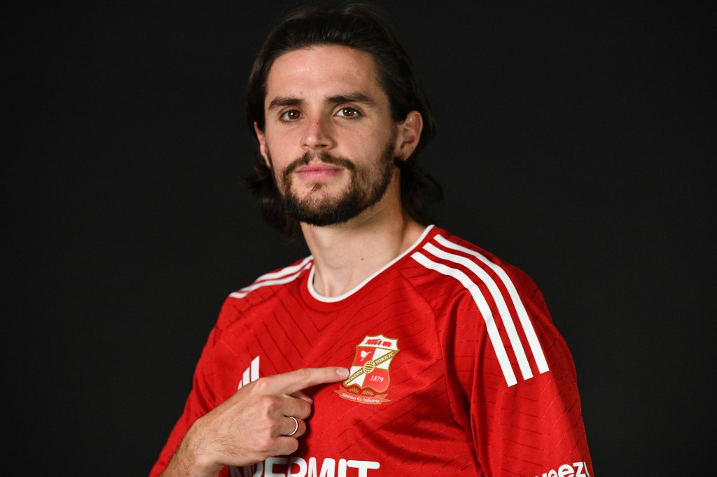 Defender George Cox signs one year deal to join Swindon, subject to EFL&nbsp;approval