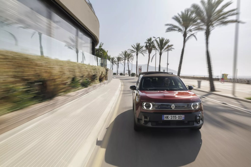 Renault call their new 4 E-Tech electric Plein Sud, a “test driving version designed for maximum pleasure”
