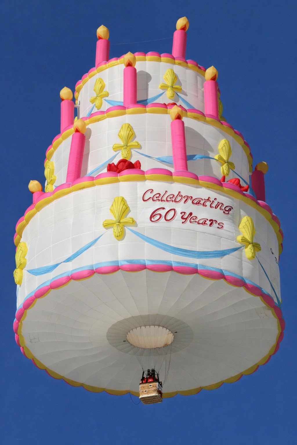 100ft Birthday Cake en Route to Longleat to Celebrate 60th&nbsp;Anniversary